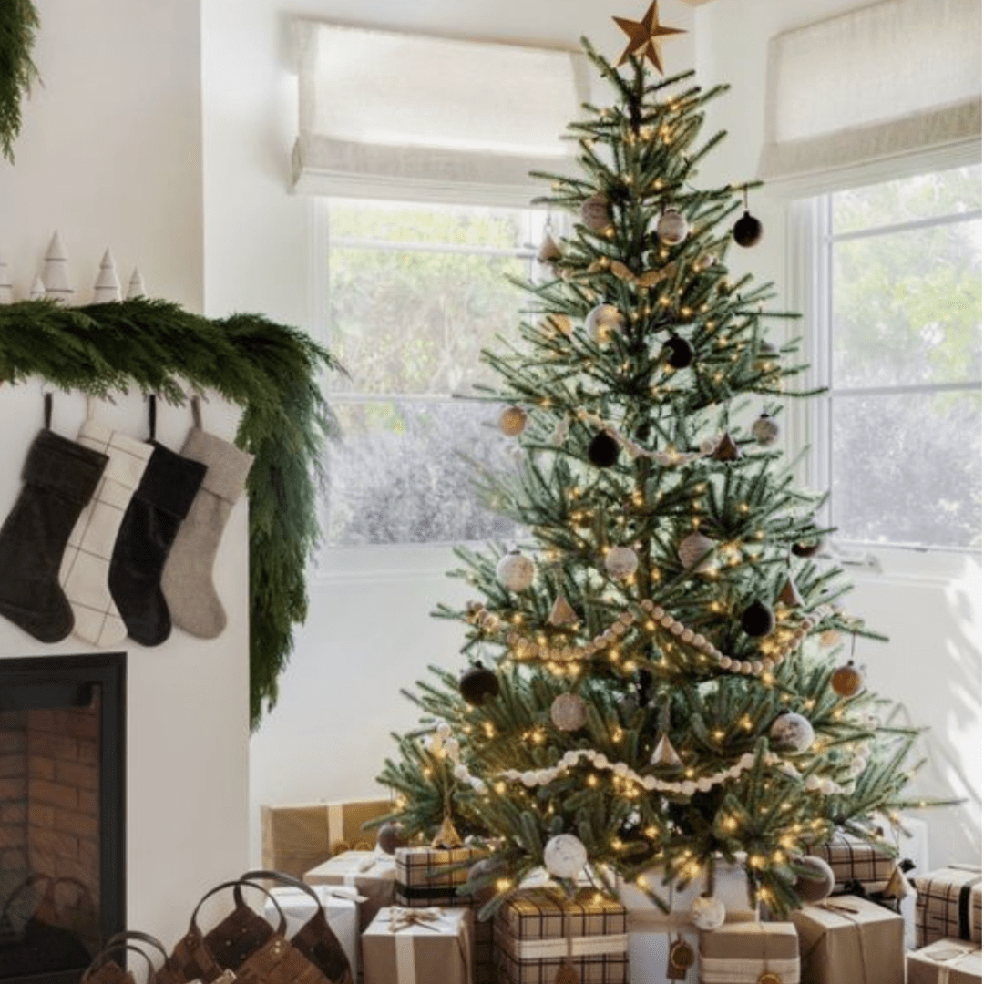 10 Beautiful Traditional Christmas Tree Decoration Ideas
