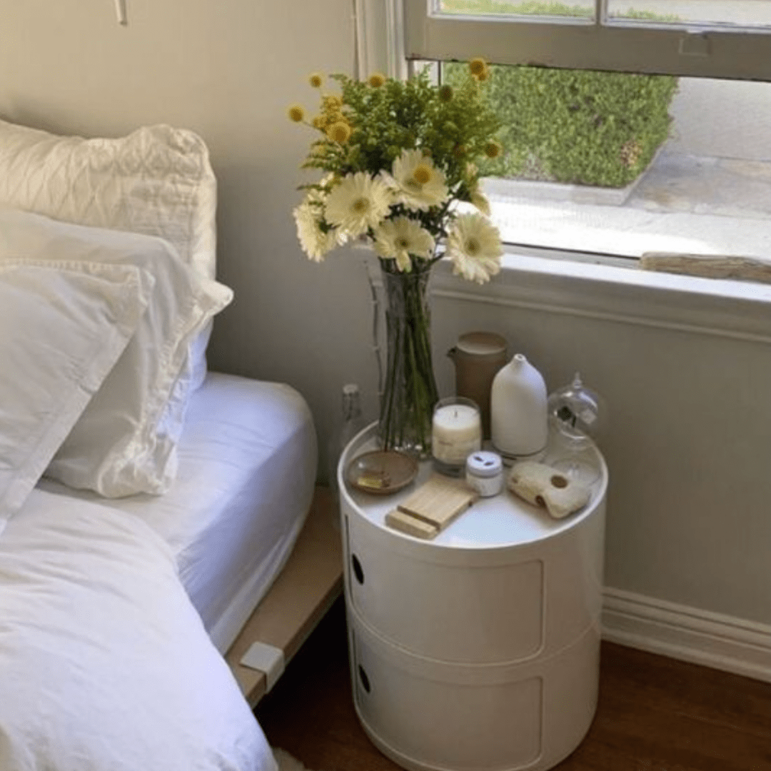 10 Beautiful And Practical Small Bedside Table Ideas