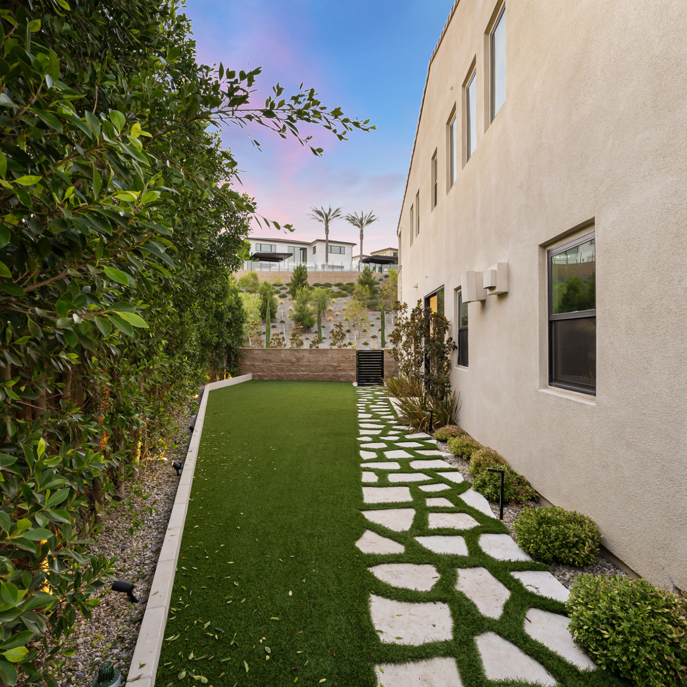 12 low-maintenance side yard ideas that look stunning