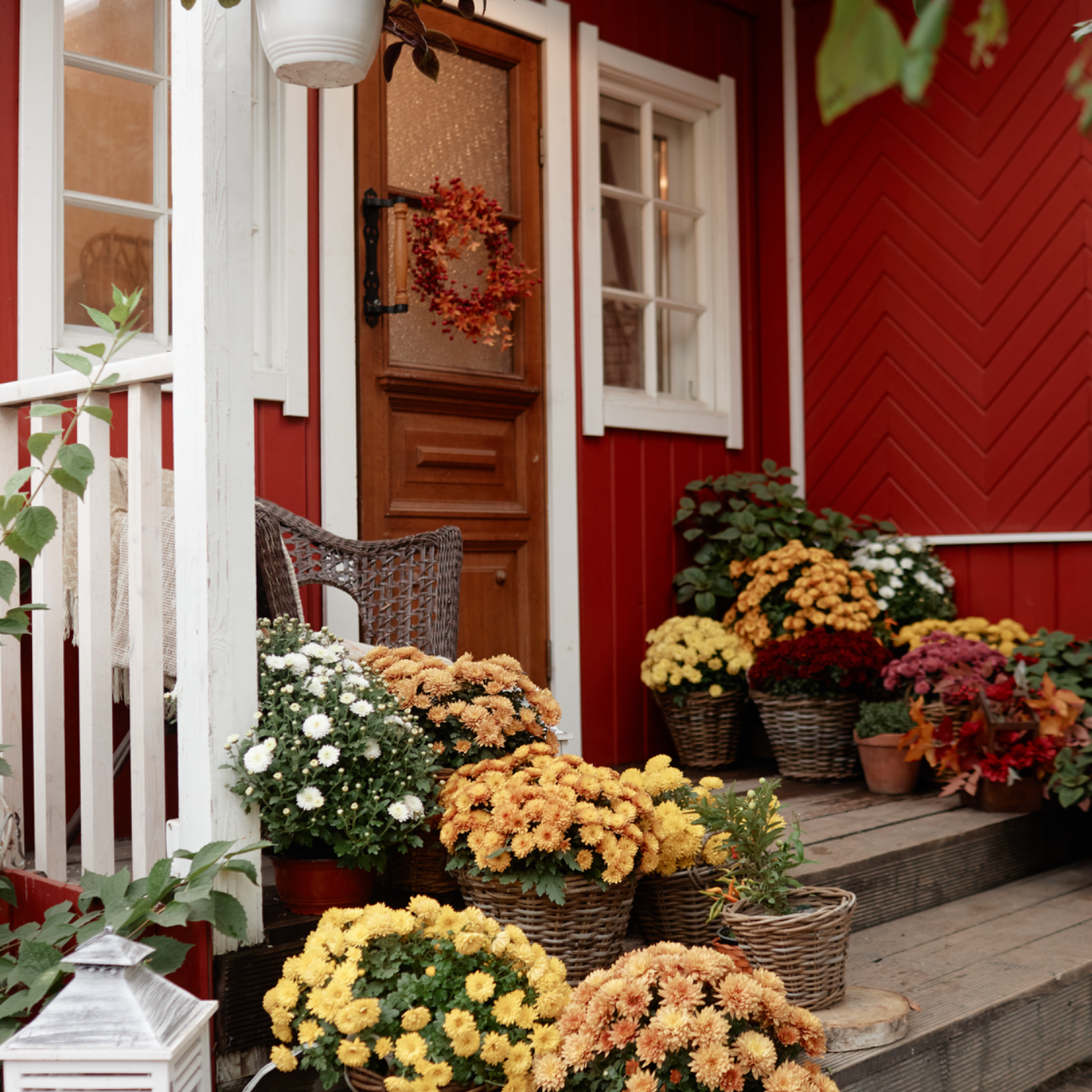 12 Stunning Fall Front Porch Decor Ideas to Welcome Guests in Style (Budget-Friendly)